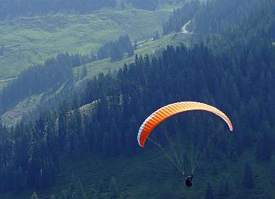 Bij het eindstation van de AlpenRosen lift starten de parapenten