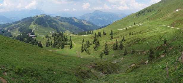 Linksvan het midden het bergstation van de Fleckalm bahn