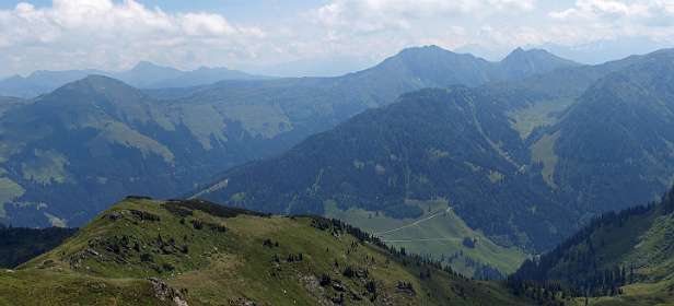 Links van het middende Hirzegg alm waar we eerder waren, geheel rechts de Rettenstein