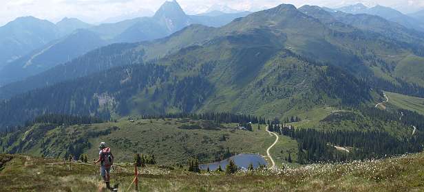 Begin van de afdaling, in het midden de Groszer Wetterstein en beneden de Kreuzjöchl see