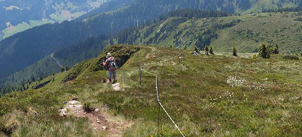 We dalen af in de richting van Aschau