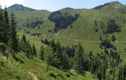 We zijn gezakt naar 1474m en moeten weer omhoog naar het bergstation rechts boven opo 1800m
