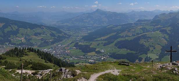 Het kruis van de Gaisberg staat 40 m onder de echte top