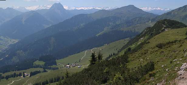 Links in het dal Aschau en rechts de Gampenkogel