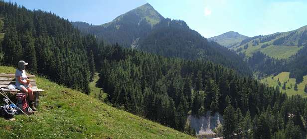 We lopen over een kruisweg. In het midden de Gampenkogel