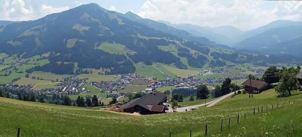Westendorf met daarachter de Guggenkögele waar de Alpenrosenbahn naar toe gaat