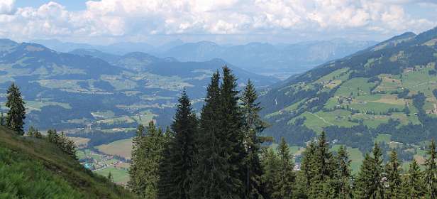 Rechts de Hohe Salve