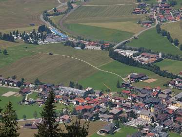 Links boven de Panorama camping en rechtsonder Westendorf met daartussen het wandelpad