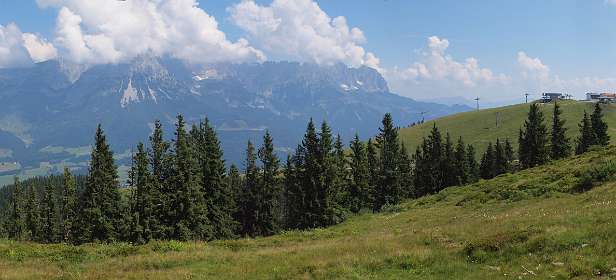 Rechts van het midden het bergstation van de Hartkaiser-Standseilbahn, links de Wilde Kaiser
