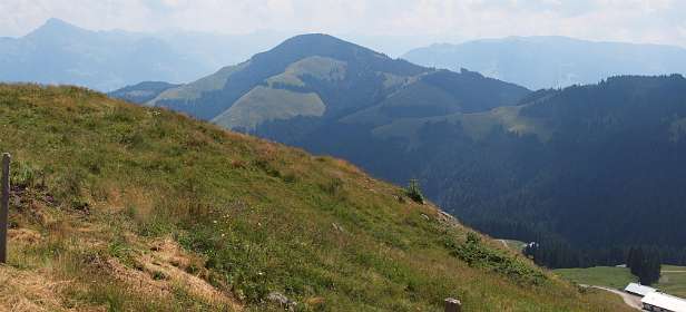 Links de Kitzbühler Horn en in het midden de Gaisberg