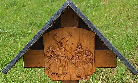 Kruisweg statie langs het pad