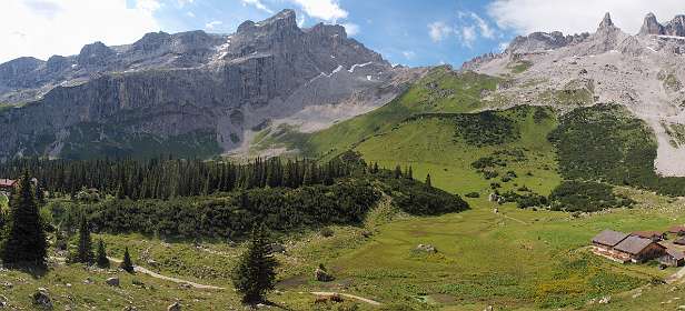 Links Lindauer Hütte, rechts de Drei Türmen
