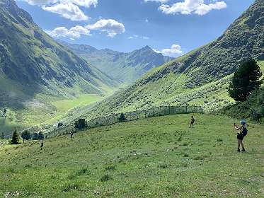 We gaan een ski helling af