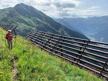 Het pad door de lawine hekken was steil, maar waar nodig gezekerd met staaldraad.