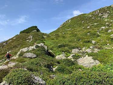 In het midden komen we aan bij het pad over de Zamangspize.