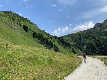 Terug over de toegangsweg tot de Zaamangalp Hütte.