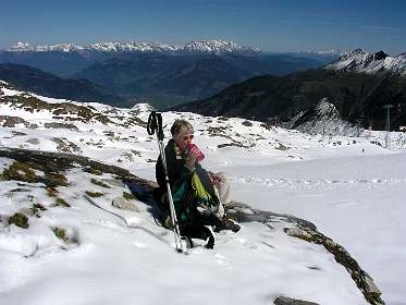 Lunch bij het  Alpincenter, rechts de Krefelder hütte