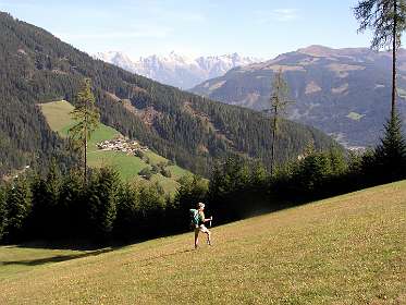 Afdaling over een ski helling, zicht op Jaga-Alm
