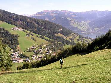 Afdaling over een ski helling, zicht op Jaga-Alm en Schmitten met ons pension