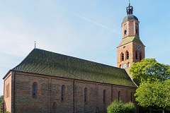 Pieterburen, Pieterpad, Winsum<br>De kerk van Eenrum op de wierde