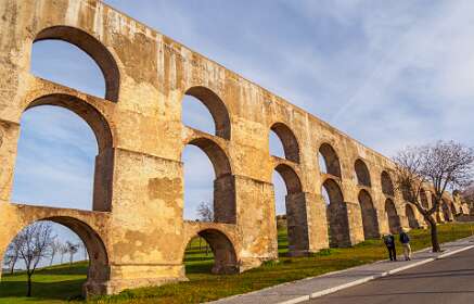 Amoreira Aqueduct voor ons hotel