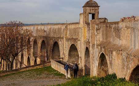 Einde van het Amoreira Aqueduct