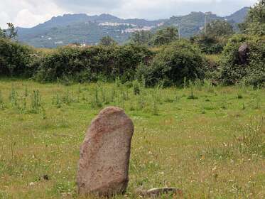 Uitzicht vanuit het Coureleiros Magalithic Park op Castelo de Vide