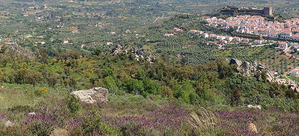 Links de kapel rechts Castelo de Vide