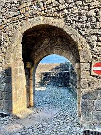 De ingang van het dorp