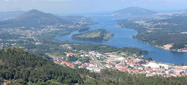 Panorama van de Minho rivier met op de voorgrond Vila Nova de Cerveira