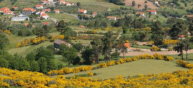 Uitzicht vanaf de steengroeve: rechts Melo en links Nabais