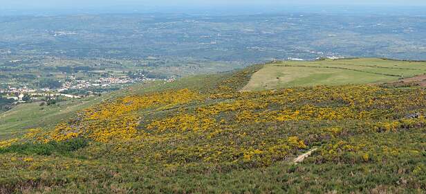 Uitzicht vanaf het hoogste punt 1070 m, links Gouveia