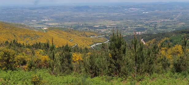 Links de rug waar het pad omhoog ging en echts Folgosinho
