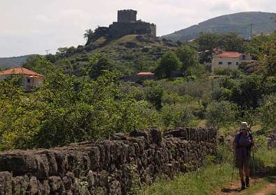 De wandeling begint over de Estrada Romana