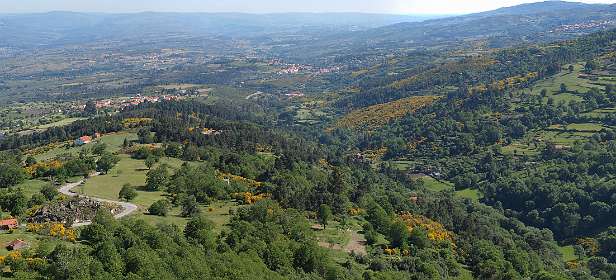 Panorama in de richting van Linhares vanaf het kasteel