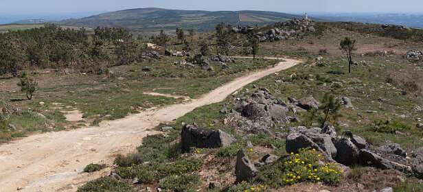 We lopen over een brede bergrug