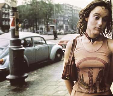 Een vrouw in Amsterdam gefotografeerd door de iconische Nederlandse straatfotograaf Ed van der Elsken.