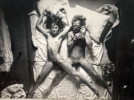 Ed van der Elsken en Greet (Greetje) van der Woude naakt in bed onder een spiegel