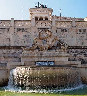 Rome<br>Fontein bij Het Monument van Victor Emanuel II