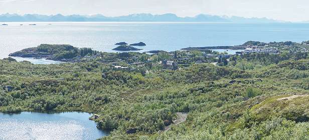 Links het Prestvatnet, in het midden Kabelvag en geheel rechts de camping