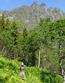 In de achtergrond de Kongstinden