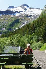 Hier zitten we voor de waterkracht centrale