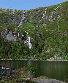 Rechts de waterkracht centrale