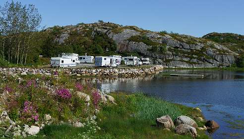 Een andere camping tegenover de ingang vane de Sandvik camping