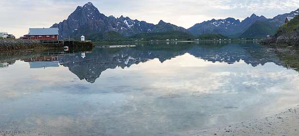 Camping Sandvik bij Kabelvag om 11 uur s'avonds