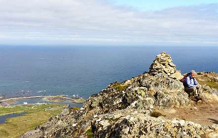 Op de top (384m), links de haven van Hov