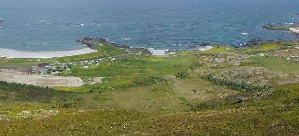 Links van het midden de camping