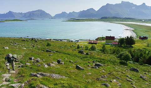 Bij de parkeerplaats begint het pad naar Stokkvika.