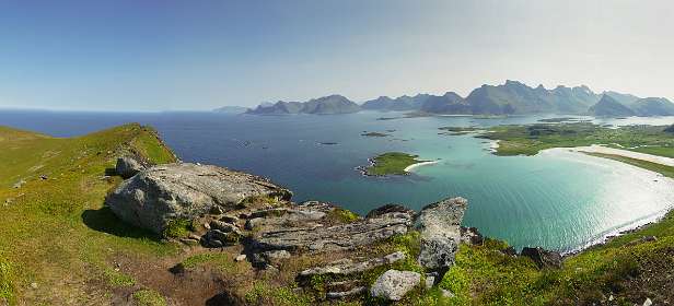 360° panorama vanaf de Røren, expand this panorama with the expansion button above or view it on the [360Cities site](https://www.360cities.net/image/panorama-vanaf-de-rren-moutain-near-fredvang-at-the-lofoten-in-norway ^)