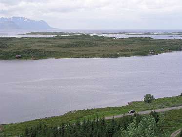 Uitzicht op de Vatnfjorden tijdens onze wandeling, die we afbraken omdat we dachten dat de autolichten nog aan waren!